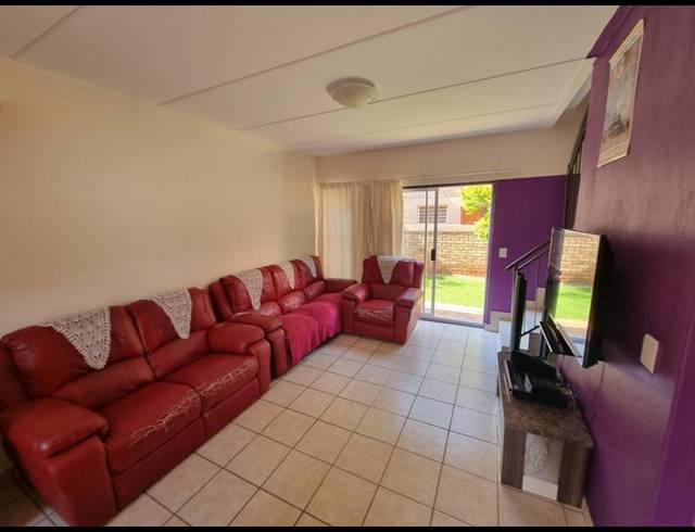 3 BEDROOM TOWNHOUSE FOR SALE IN HEUWELSIG ESTATE